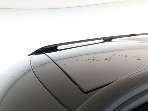 Used 2024 Land Rover Discovery Dynamic SE image 8