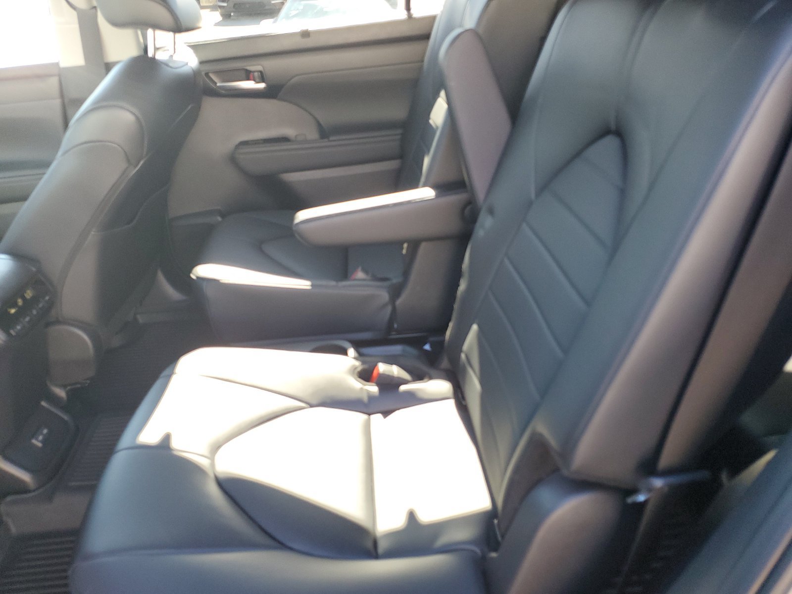 Used 2024 Toyota Highlander XLE AWD/4WD image 14