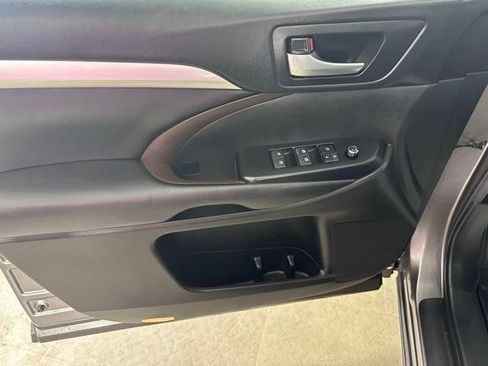 Used 2018 Toyota Highlander XLE AWD/4WD image 21