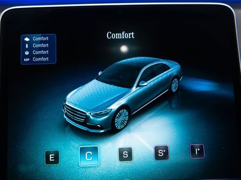Used 2022 Mercedes-Benz S 500 4MATIC w/ AMG Line Package image 27
