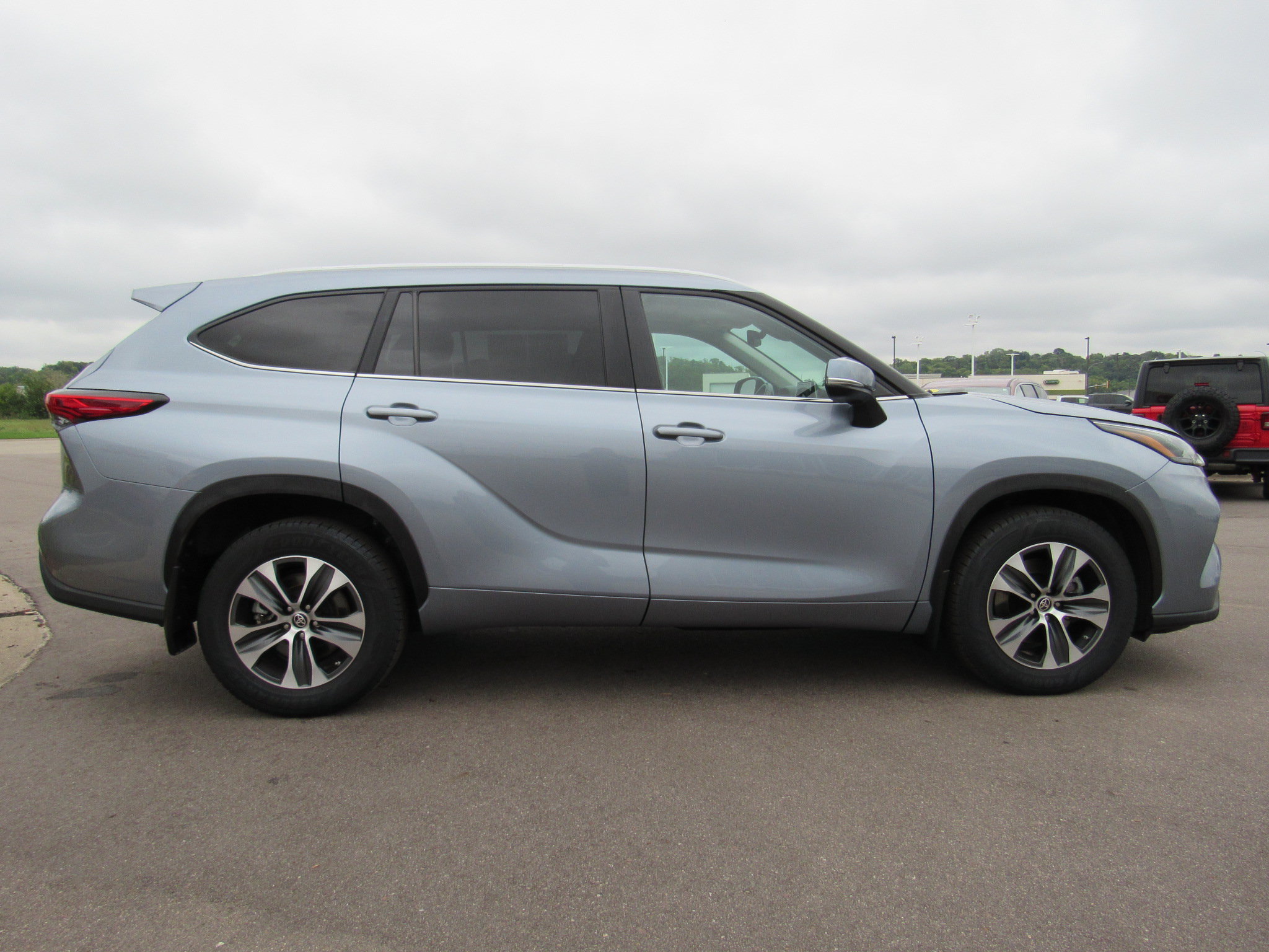 Used 2023 Toyota Highlander XLE AWD/4WD image 5