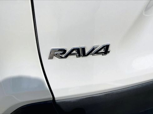 Used 2021 Toyota RAV4 XLE Premium FWD image 10