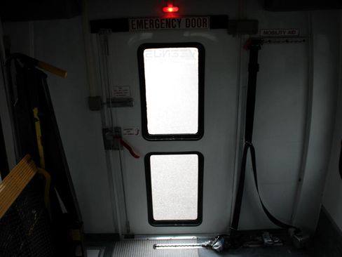 Used 2006 Ford E-350 and Econoline 350 Super Duty image 10