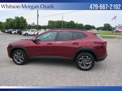 Used 2024 Chevrolet Trax LT w/ Driver Confidence Package FWD image 8