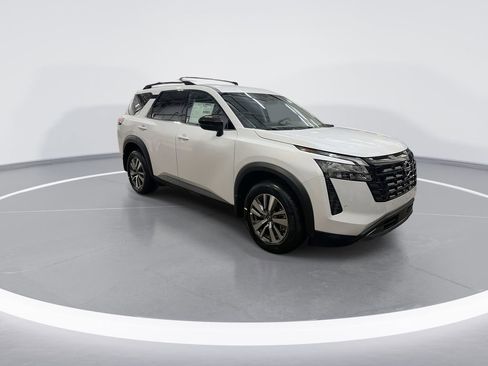 New 2026 Nissan Pathfinder SL image 2