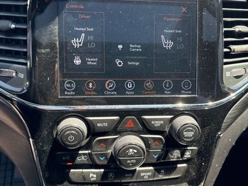 Used 2019 Jeep Grand Cherokee Altitude AWD/4WD image 12