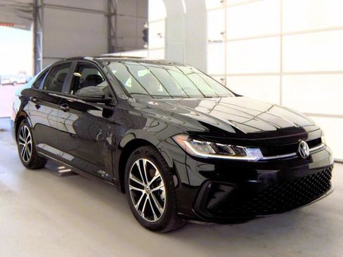 Used 2025 Volkswagen Jetta Sport FWD image 3