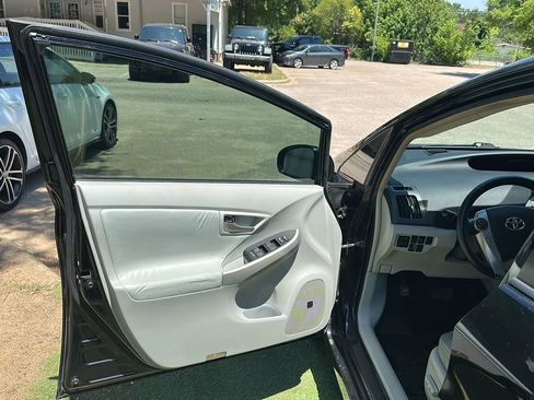 Used 2014 Toyota Prius Four w/ Solar Roof Package FWD image 16