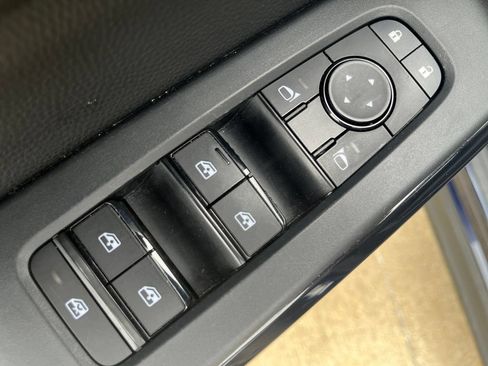 Used 2025 Nissan Pathfinder SV AWD/4WD image 13