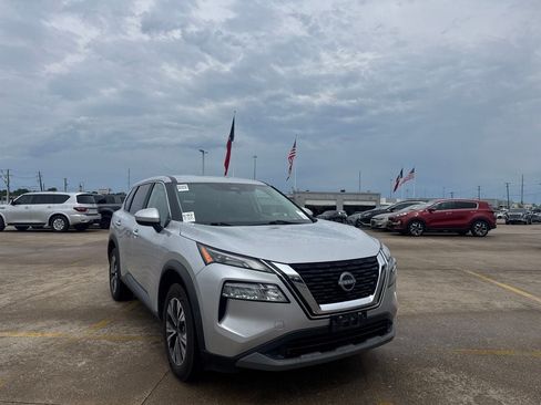Used 2023 Nissan Rogue SV FWD image 2