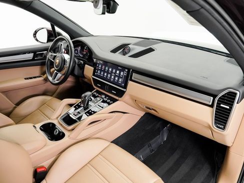 Certified 2023 Porsche Cayenne Platinum Edition image 23