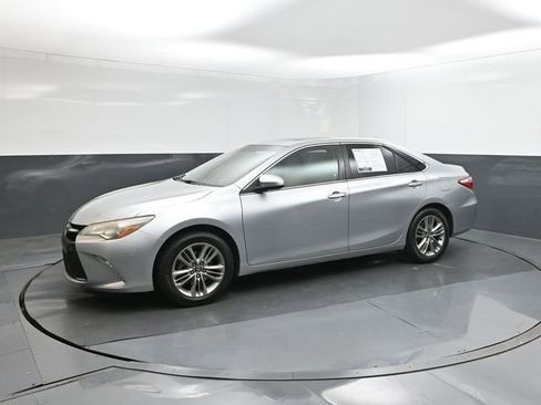 Used 2017 Toyota Camry SE w/ Moonroof Package image 1