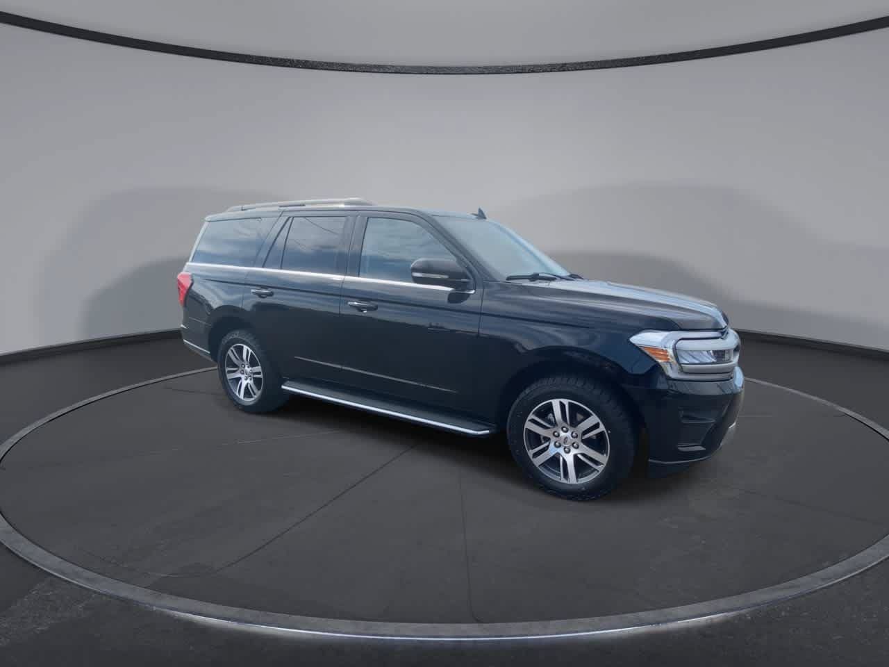 Used 2023 Ford Expedition XLT AWD/4WD image 2