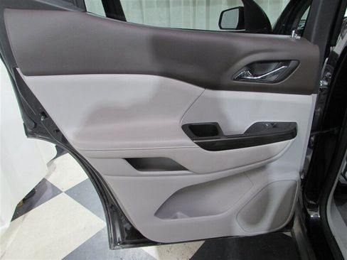 Used 2023 GMC Acadia SLT image 47