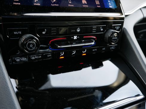 New 2025 Jeep Grand Cherokee L Limited w/ Trailer Tow Package image 15