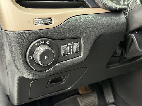 Used 2014 Jeep Cherokee Latitude AWD/4WD image 25