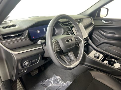 Used 2023 Jeep Grand Cherokee Altitude AWD/4WD image 9