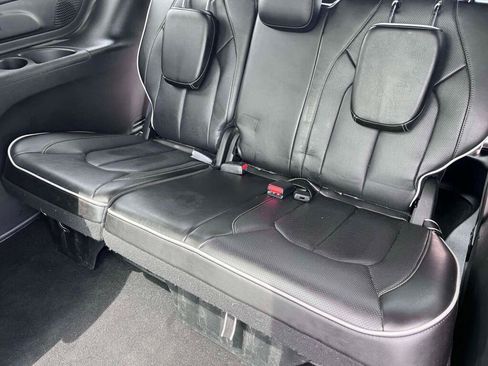 Used 2025 Chrysler Pacifica Limited FWD image 18