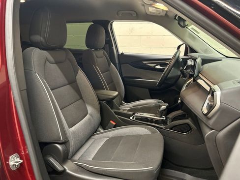 Used 2024 Chevrolet TrailBlazer LT w/ LT Cold Weather Package FWD image 2