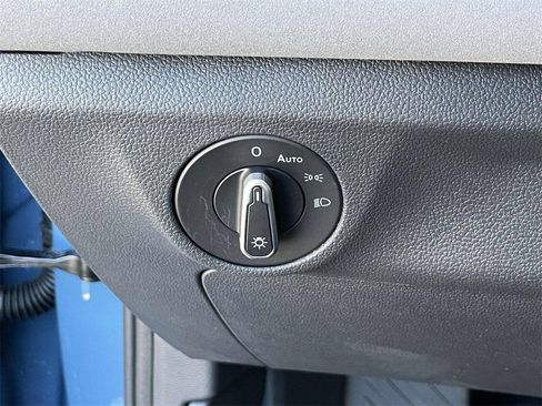 Used 2025 Volkswagen Jetta SE FWD image 19