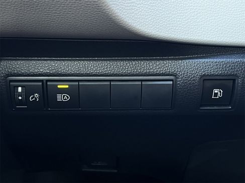 Used 2025 Toyota Corolla LE image 20