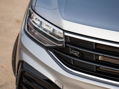 Certified 2023 Volkswagen Tiguan SE R-Line AWD/4WD image 3