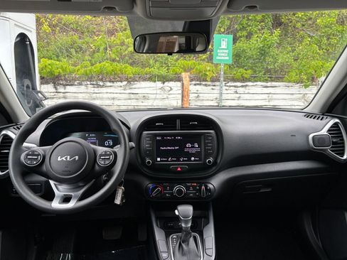 Used 2025 Kia Soul LX w/ LX Technology Package FWD image 31