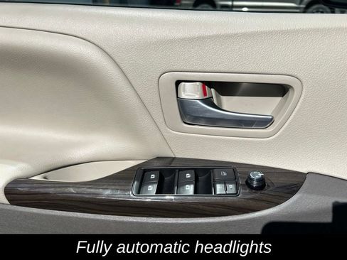 Used 2017 Toyota Sienna XLE Premium FWD image 16
