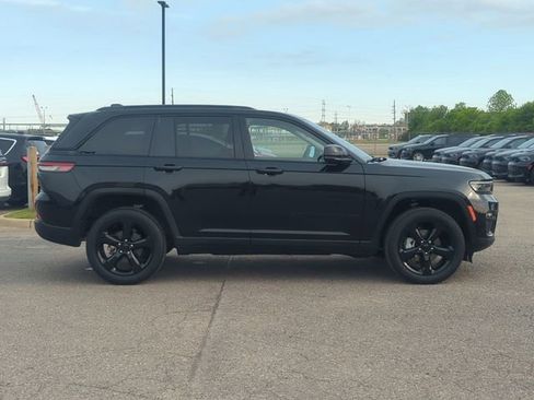 Used 2023 Jeep Grand Cherokee Limited w/ Luxury Tech Group II AWD/4WD image 2