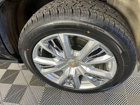 Used 2023 Chevrolet Suburban High Country w/ Premium Package 2 AWD/4WD image 4
