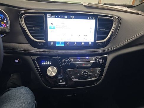 New 2026 Chrysler Pacifica Select AWD/4WD image 18