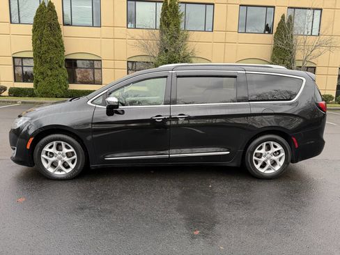 Used 2019 Chrysler Pacifica Limited image 10