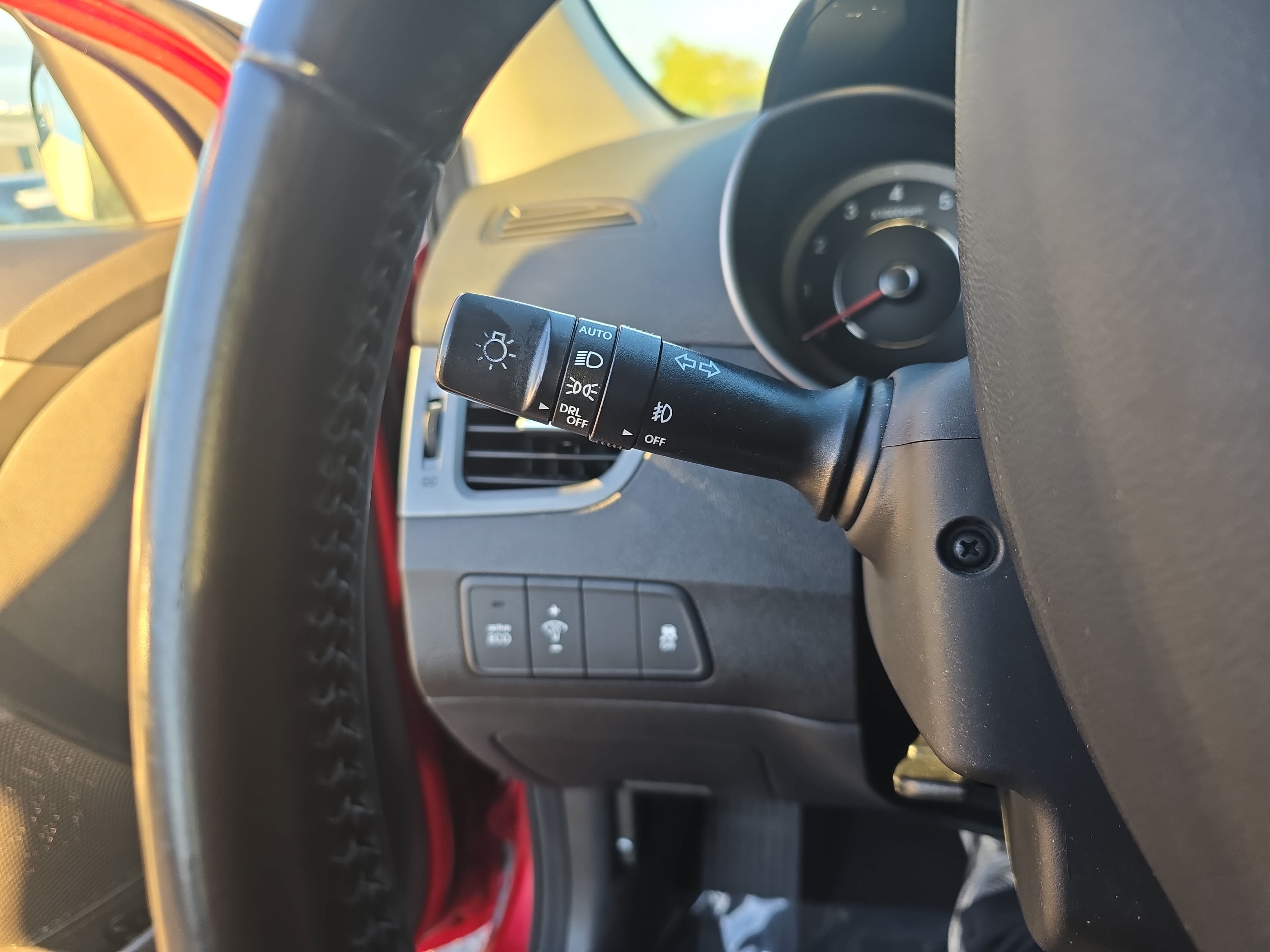 Used 2015 Hyundai Elantra Limited FWD image 25