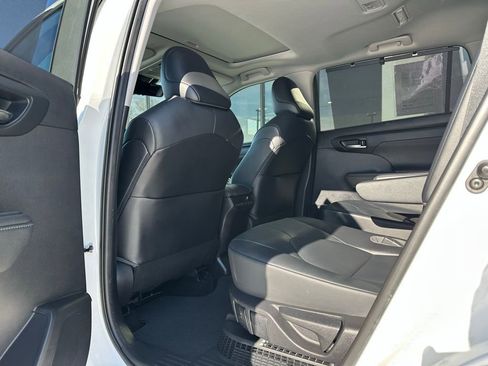 Used 2021 Toyota Highlander XLE image 22