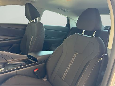 Used 2025 Hyundai Elantra SE image 12