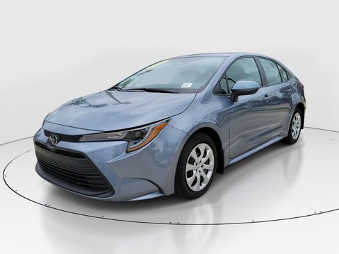 Certified 2025 Toyota Corolla LE FWD image 3