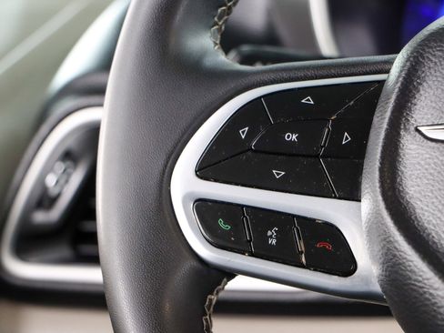 Used 2023 Chrysler Pacifica Touring-L image 13