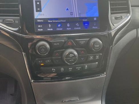 Used 2019 Jeep Grand Cherokee Laredo w/ Laredo X Package image 4