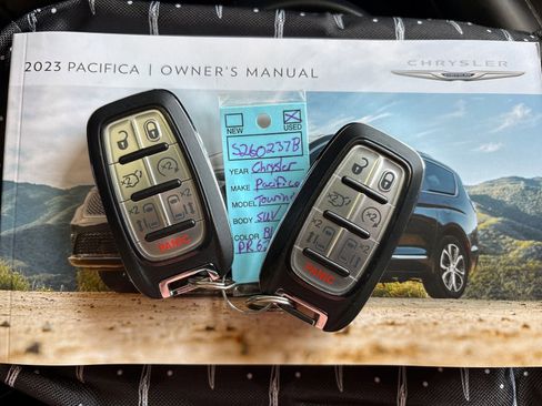 Used 2023 Chrysler Pacifica Touring-L w/ Uconnect Theater Family Group image 27