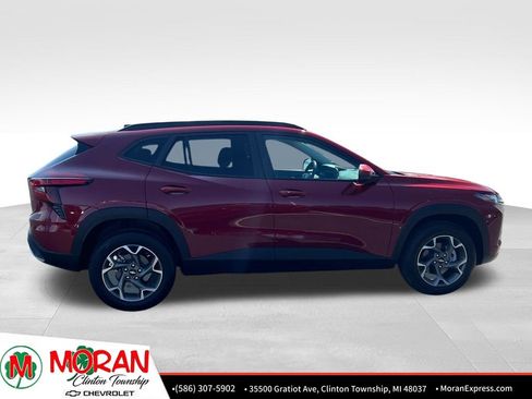 Certified 2024 Chevrolet Trax LT w/ LT Convenience Package FWD image 7
