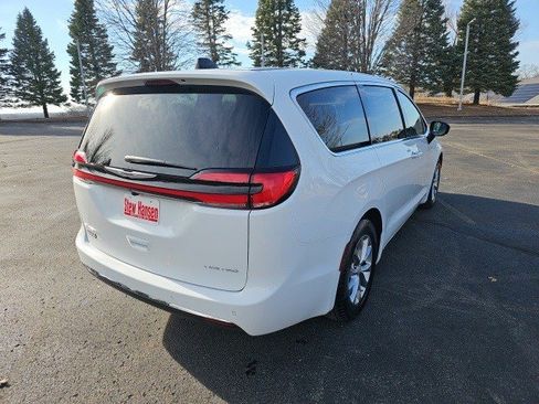 Used 2026 Chrysler Pacifica Limited image 6