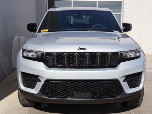 Used 2023 Jeep Grand Cherokee Altitude AWD/4WD image 5