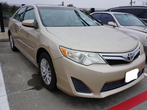 Used 2012 Toyota Camry LE image 2