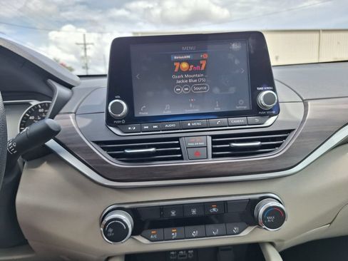 Used 2024 Nissan Altima 2.5 SV FWD image 14