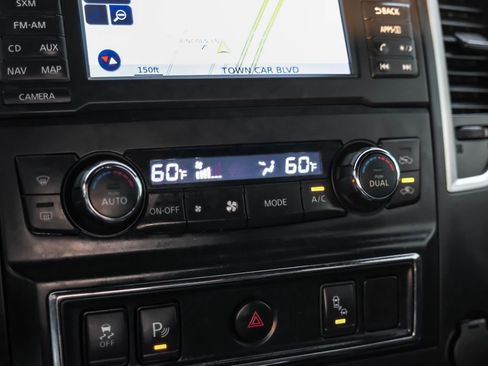 Used 2018 Nissan Titan SV w/ SV Convenience Package image 24