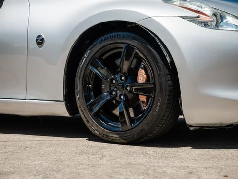 Used 2009 Nissan 370Z Touring w/ Sport Pkg image 38