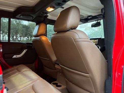 Used 2013 Jeep Wrangler Unlimited Rubicon image 34