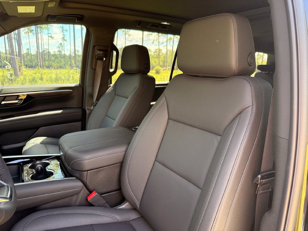 New 2026 Chevrolet Suburban Z71 w/ Z71 Off-Road Package AWD/4WD image 12