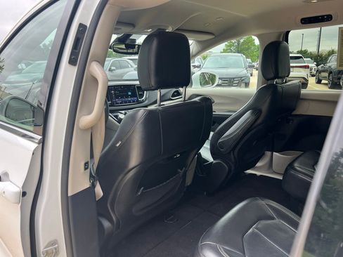 Used 2022 Chrysler Pacifica Touring-L FWD image 18