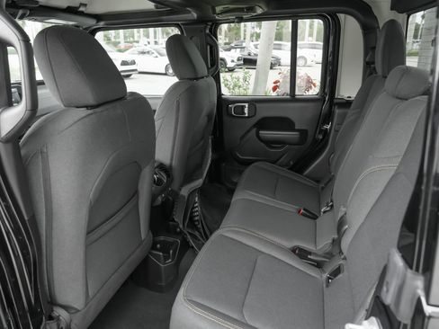 Used 2024 Jeep Gladiator Sport AWD/4WD image 33